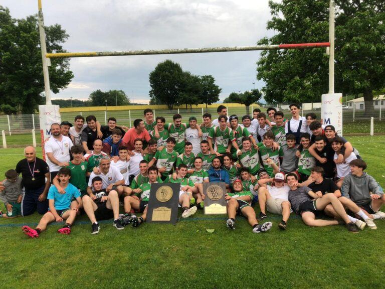 Jeunes joueurs de l'école de rugby d'Emak Hor Rugby, tous ensemble sur le terrain