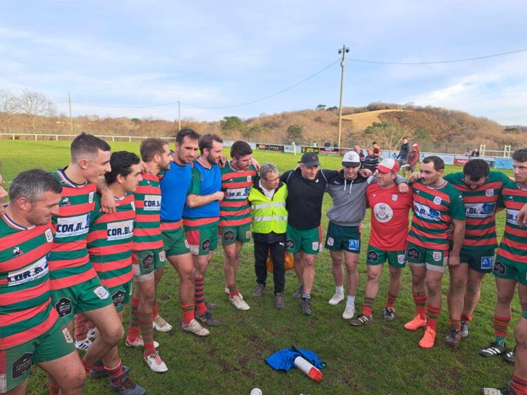 Équipe Séniors d'Emak Hor Rugby au complet après un match